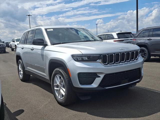 2025 Jeep Grand Cherokee GRAND CHEROKEE LAREDO X 4X4