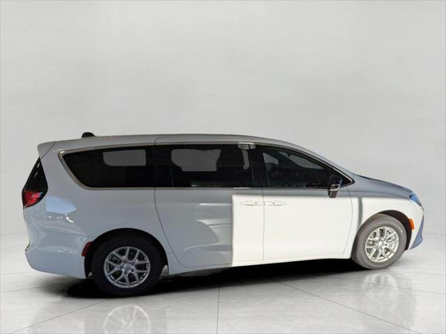 2025 Chrysler Voyager VOYAGER LX