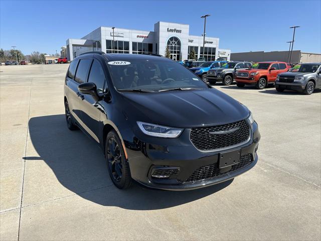 2025 Chrysler Pacifica PACIFICA LIMITED