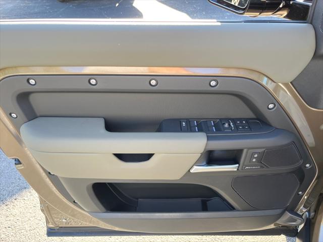 2025 Land Rover Defender 110 P300