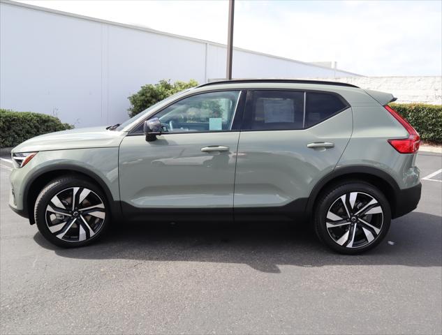 2025 Volvo XC40 B5 Plus Dark Theme