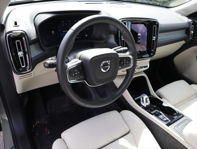 2025 Volvo XC40 B5 Plus Dark Theme
