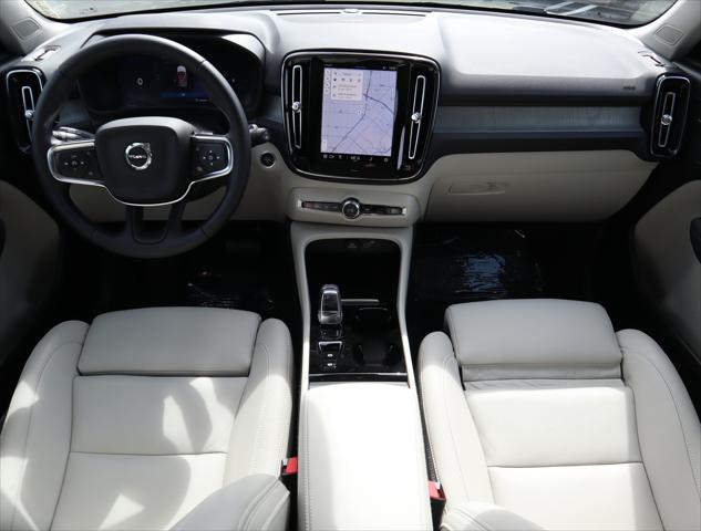 2025 Volvo XC40 B5 Plus Dark Theme