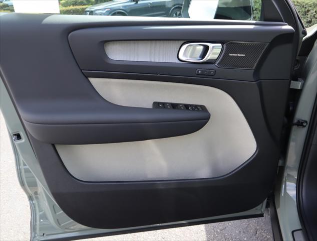 2025 Volvo XC40 B5 Plus Dark Theme