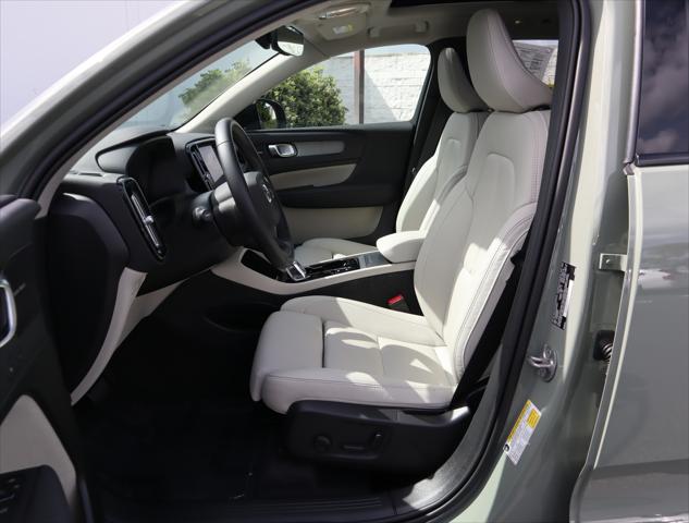 2025 Volvo XC40 B5 Plus Dark Theme