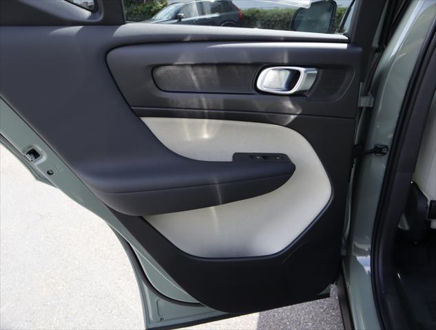 2025 Volvo XC40 B5 Plus Dark Theme