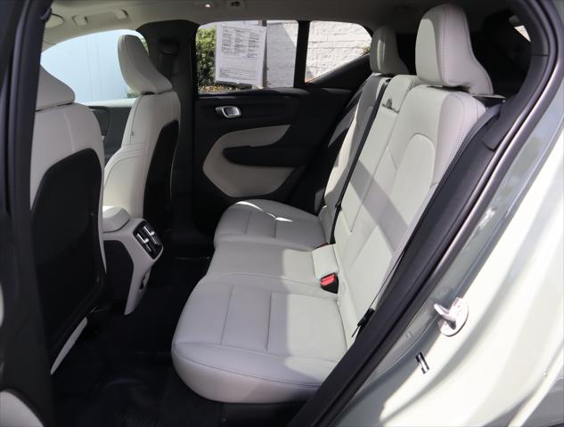 2025 Volvo XC40 B5 Plus Dark Theme