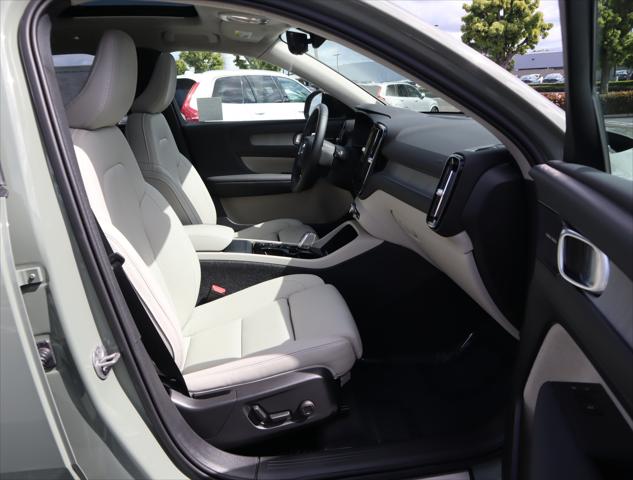2025 Volvo XC40 B5 Plus Dark Theme