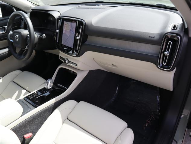 2025 Volvo XC40 B5 Plus Dark Theme