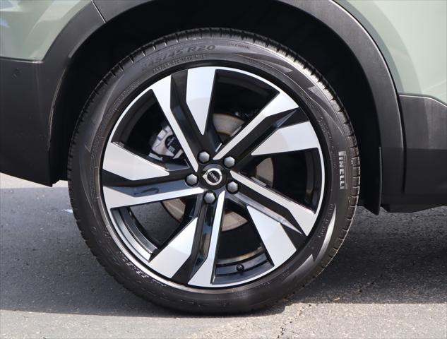 2025 Volvo XC40 B5 Plus Dark Theme