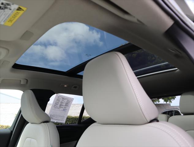 2025 Volvo XC40 B5 Plus Dark Theme