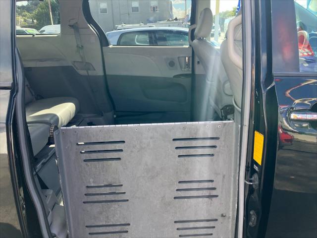2013 Toyota Sienna XLE V6 8 Passenger