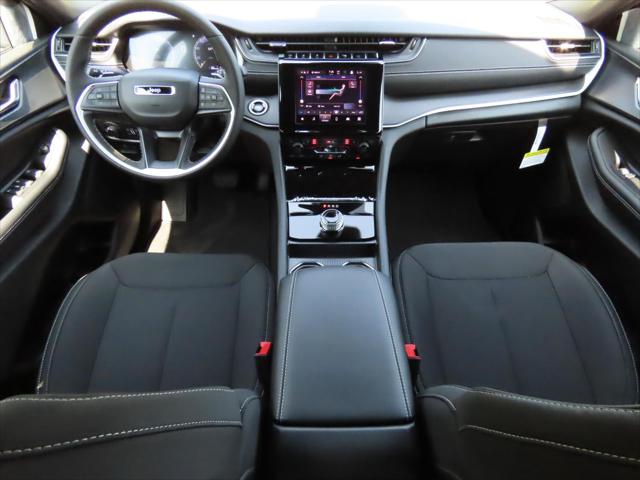 2025 Jeep Grand Cherokee GRAND CHEROKEE L LAREDO X 4X4