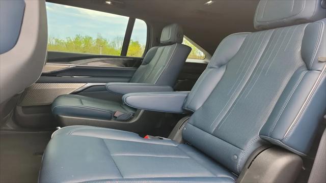 2025 Cadillac Escalade Sport 2