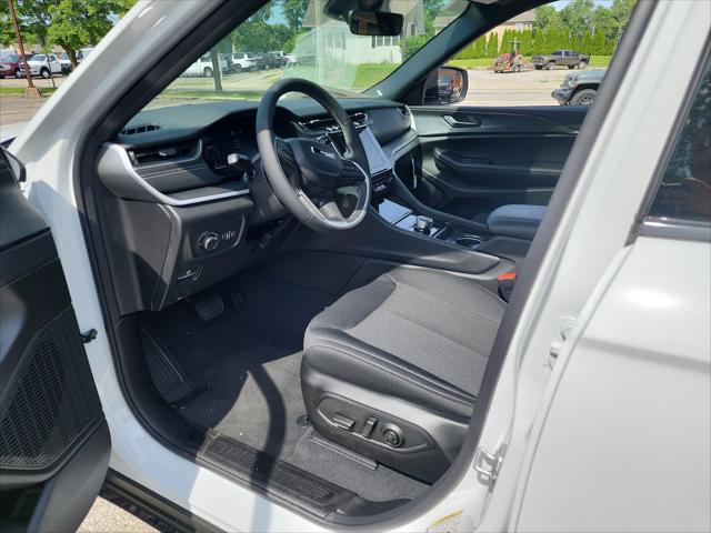 2025 Jeep Grand Cherokee GRAND CHEROKEE L LAREDO X 4X4
