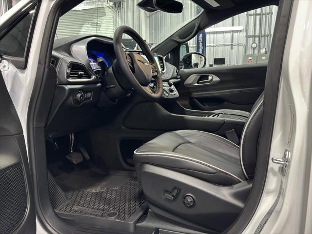 2025 Chrysler Pacifica PACIFICA LIMITED