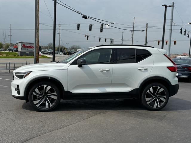 2023 Volvo XC40 B5 Plus Dark Theme