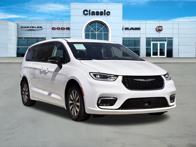2024 Chrysler Pacifica Hybrid Select