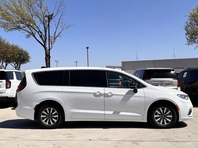 2024 Chrysler Pacifica Hybrid Select