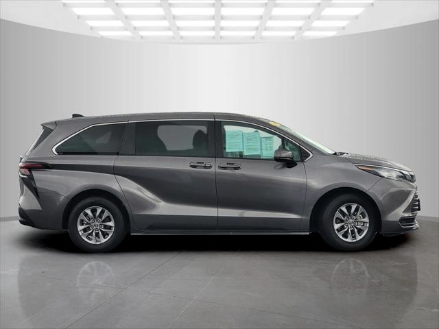 2023 Toyota Sienna LE