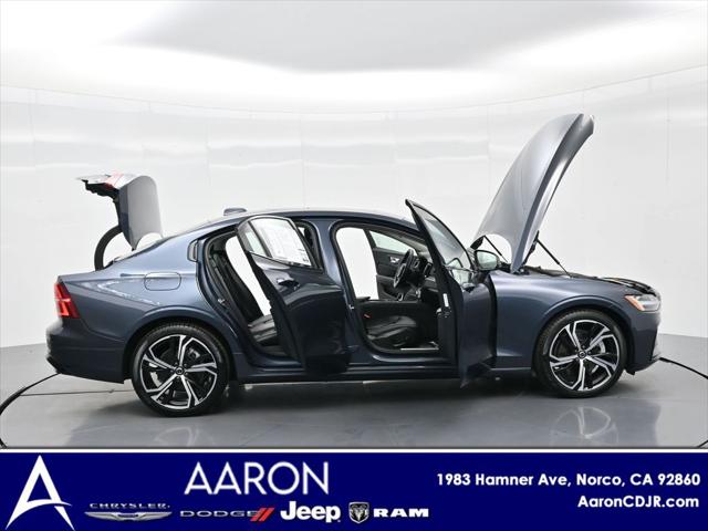 2024 Volvo S60 B5 Core Dark Theme