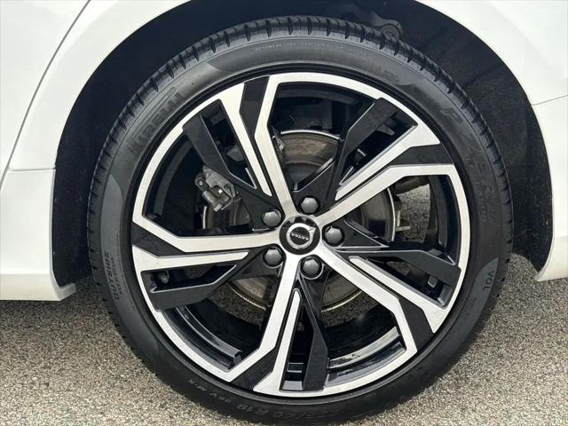 2024 Volvo S60 B5 Plus Dark Theme