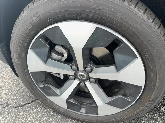 2024 Volvo XC40 B5 Plus Dark Theme
