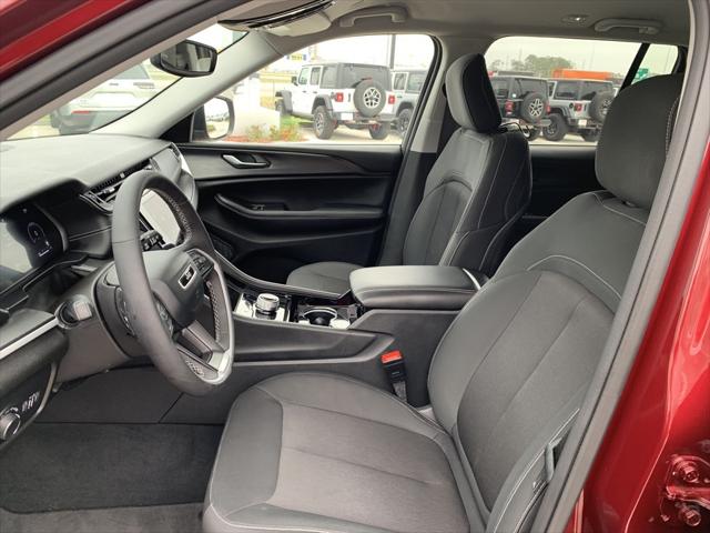 2023 Jeep Grand Cherokee Laredo 4x2