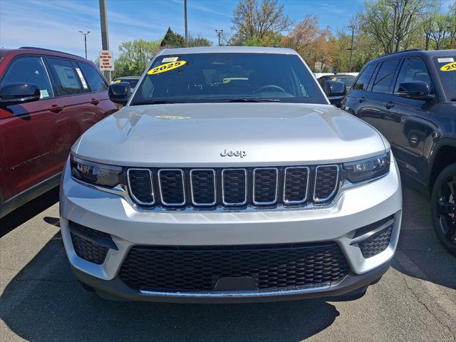 2025 Jeep Grand Cherokee GRAND CHEROKEE LAREDO X 4X4