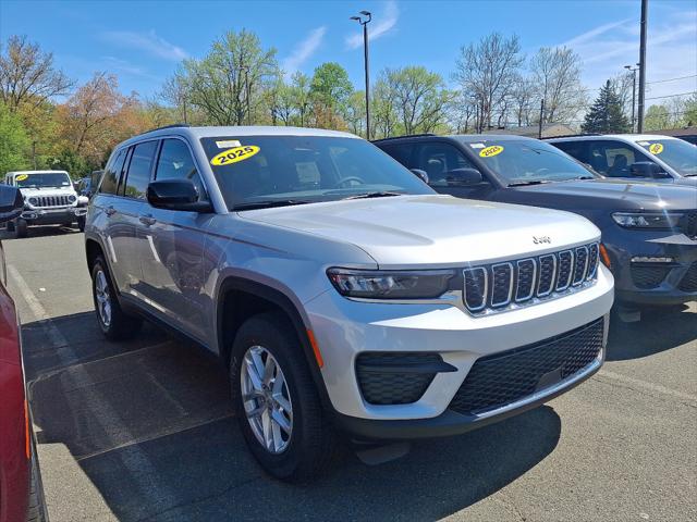 2025 Jeep Grand Cherokee GRAND CHEROKEE LAREDO X 4X4