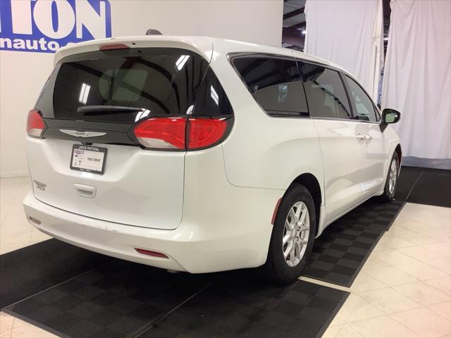 2022 Chrysler Voyager LX
