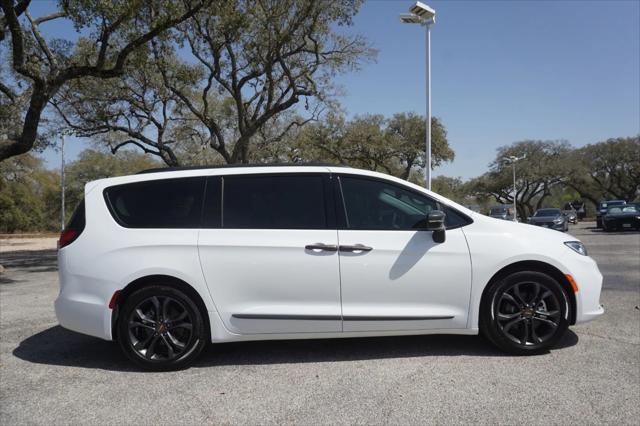2024 Chrysler Pacifica PACIFICA TOURING L