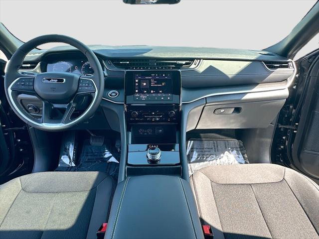2025 Jeep Grand Cherokee GRAND CHEROKEE LAREDO X 4X4