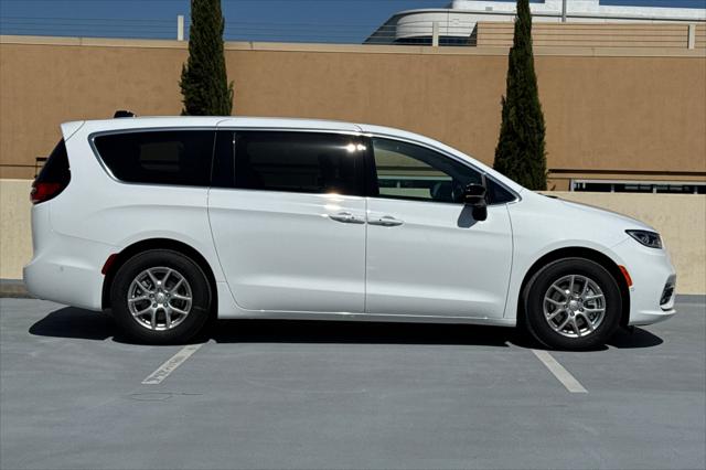 2025 Chrysler Pacifica PACIFICA SELECT