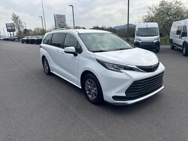 2022 Toyota Sienna LE