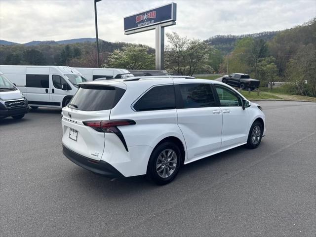 2022 Toyota Sienna LE