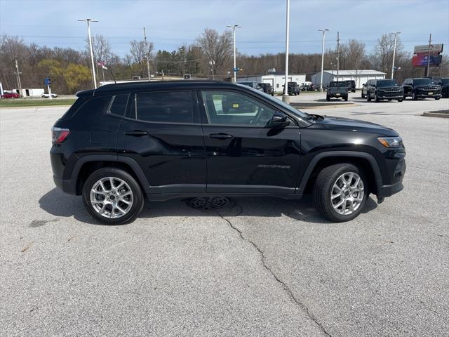 2025 Jeep Compass COMPASS LATITUDE 4X4