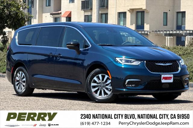 2025 Chrysler Pacifica Hybrid Select
