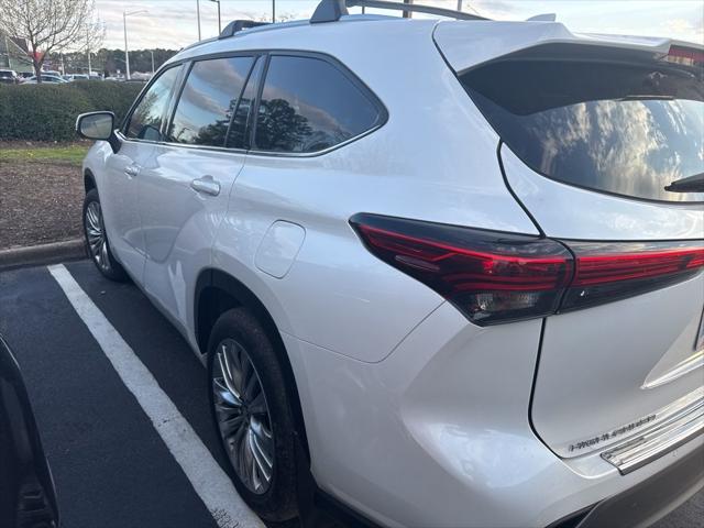2023 Toyota Highlander Hybrid Platinum