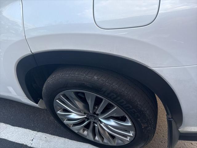 2023 Toyota Highlander Hybrid Platinum