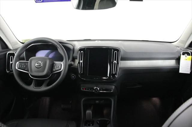 2025 Volvo XC40 B5 Core Bright Theme