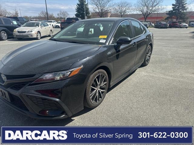 2022 Toyota Camry SE Hybrid
