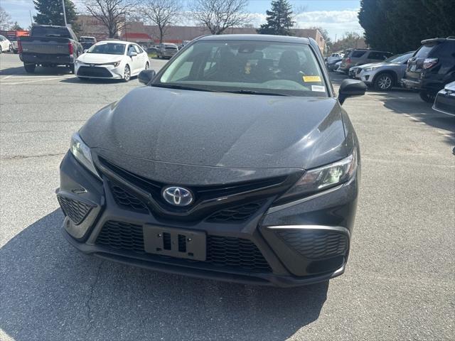 2022 Toyota Camry SE Hybrid