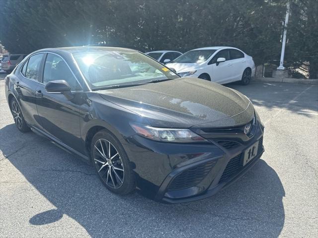 2022 Toyota Camry SE Hybrid