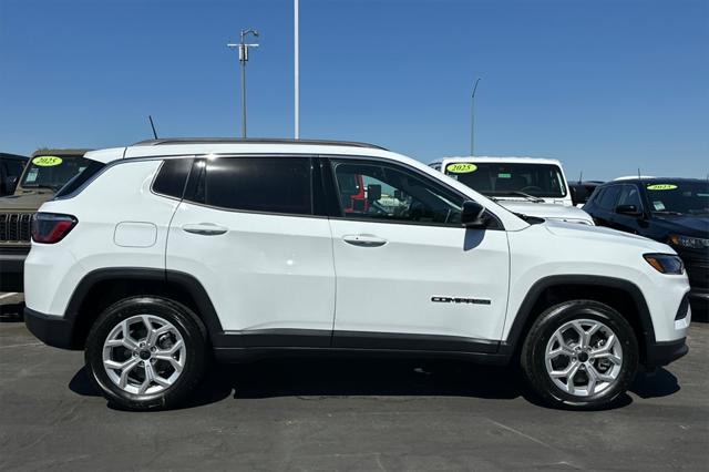 2025 Jeep Compass COMPASS LATITUDE 4X4