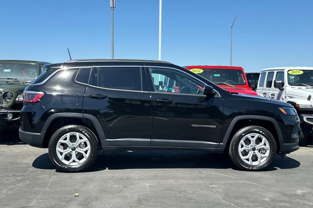 2025 Jeep Compass COMPASS LATITUDE 4X4