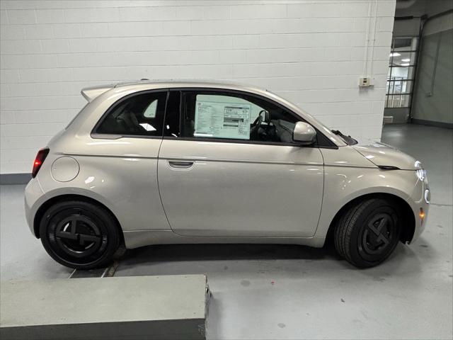 2025 Fiat FIAT 500e GIORGIO ARMANI Collectors Edition 2025 Fiat FIAT 500e GIORGIO ARMANI Collectors Edition