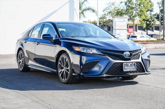 2020 Toyota Camry SE Hybrid