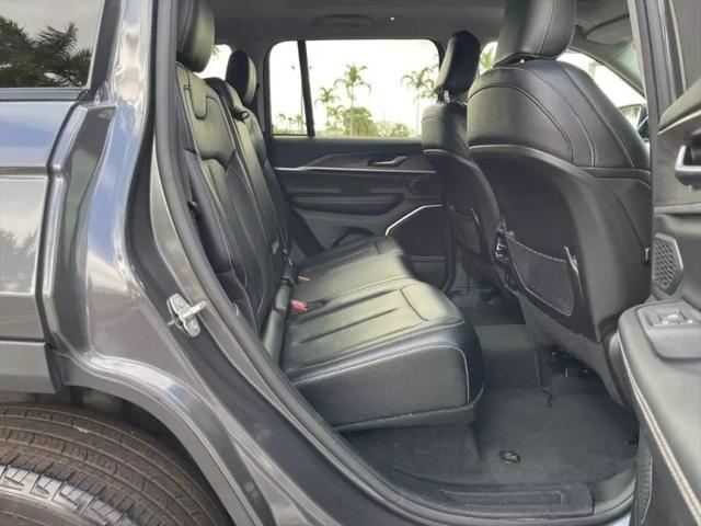 2023 Jeep Grand Cherokee Base
