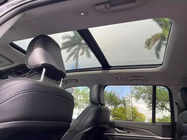 2023 Jeep Grand Cherokee Base